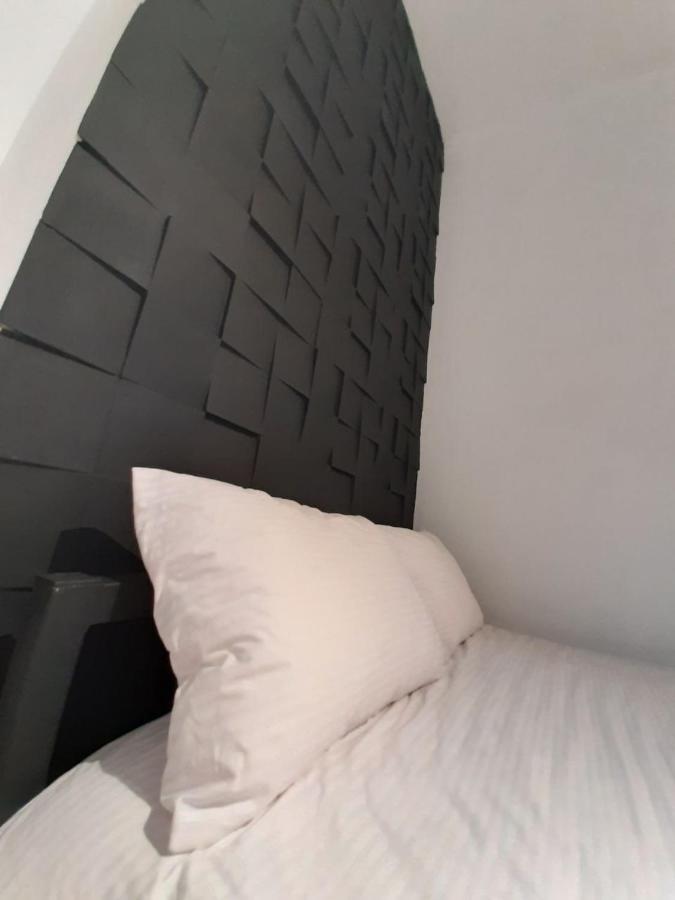 21/9 Baker Street Hostel Lviv Bagian luar foto